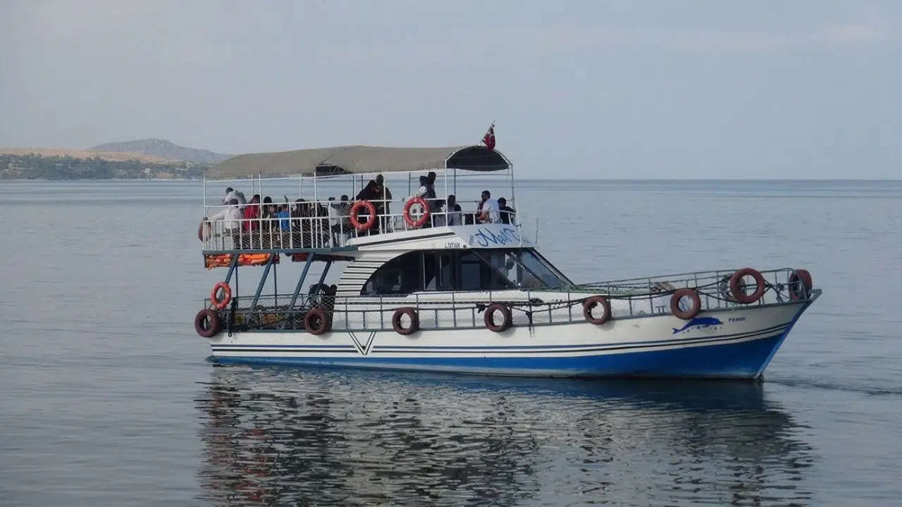 کشتی تفریحی وان ( اطراف جزیره )